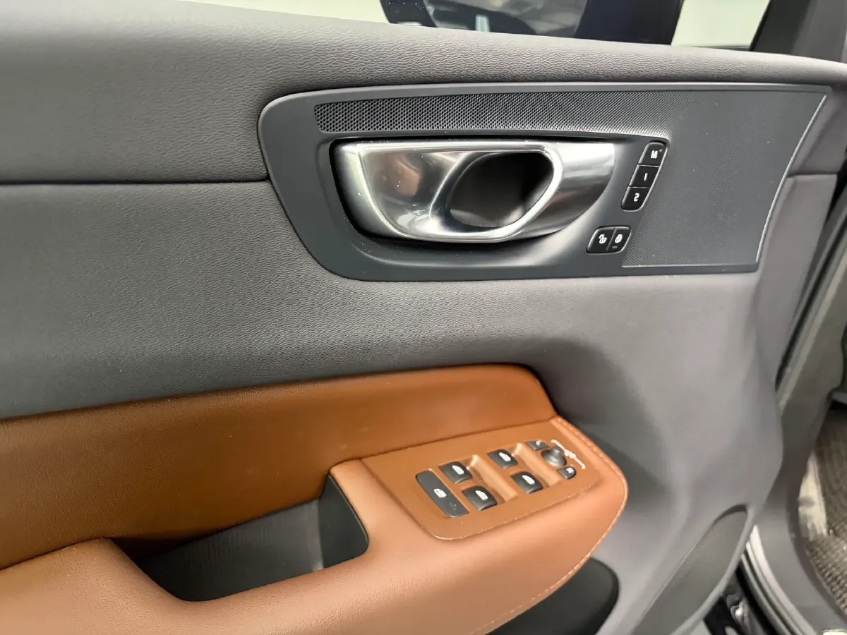 2024 Volvo XC60 2.0T 250HP L4 8AT,autocango,china used car exporter,china ev exporter,chinese used car exporter,chinese used ev exporter