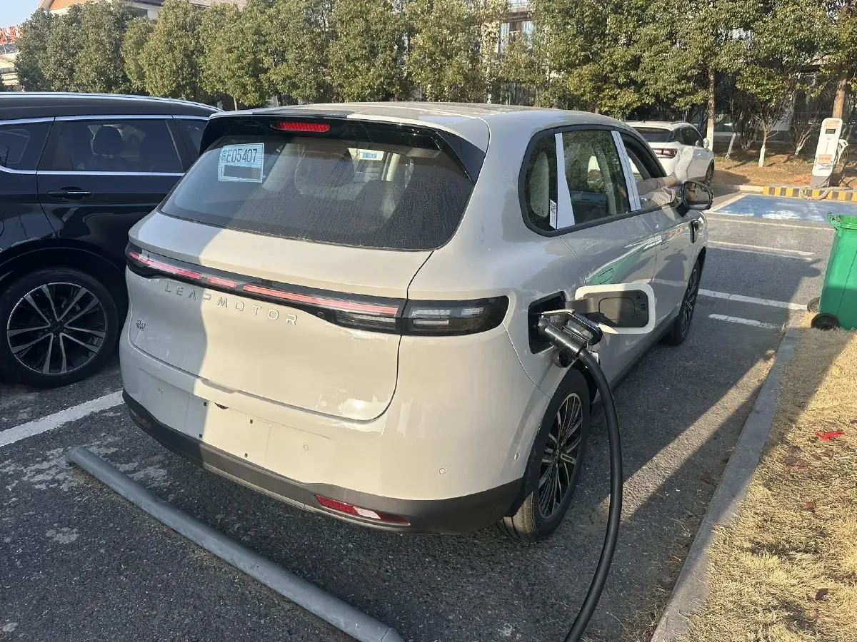 2025 Leapmotor B10 BEV 67.1KWH,autocango,china used car exporter,china ev exporter,chinese used car exporter,chinese used ev exporter