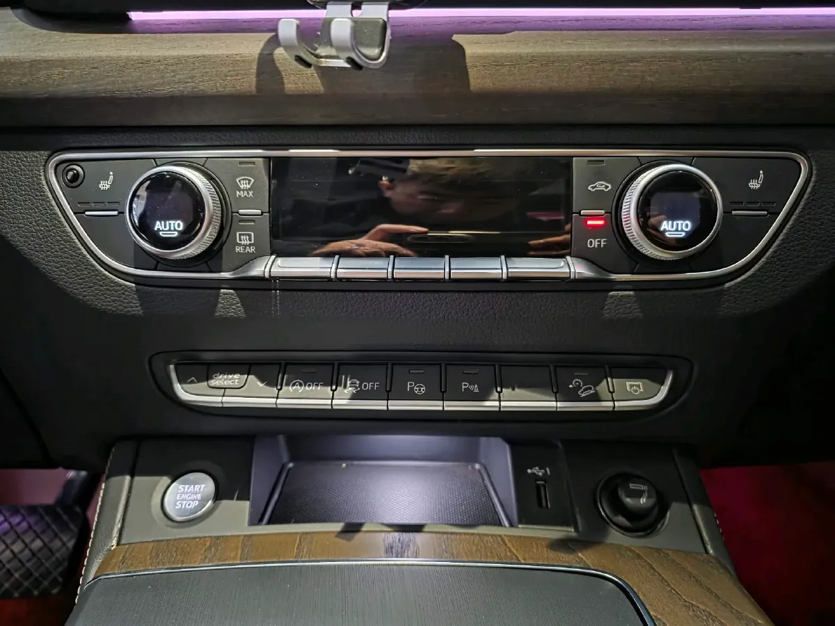 2022 Audi Q5L 2.0T 190HP L4 7DCT,autocango,china used car exporter,china ev exporter,chinese used car exporter,chinese used ev exporter