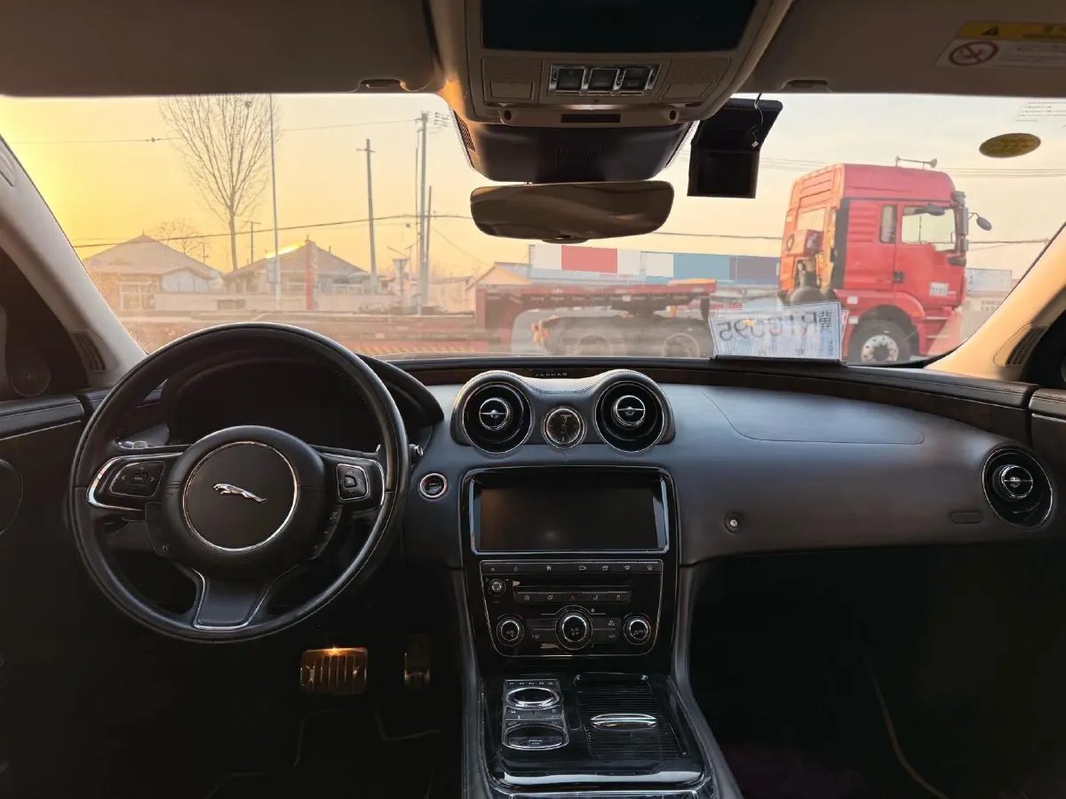 2016 Jaguar XJ 3.0T 340HP V6 8AT,autocango,china used car exporter,china ev exporter,chinese used car exporter,chinese used ev exporter