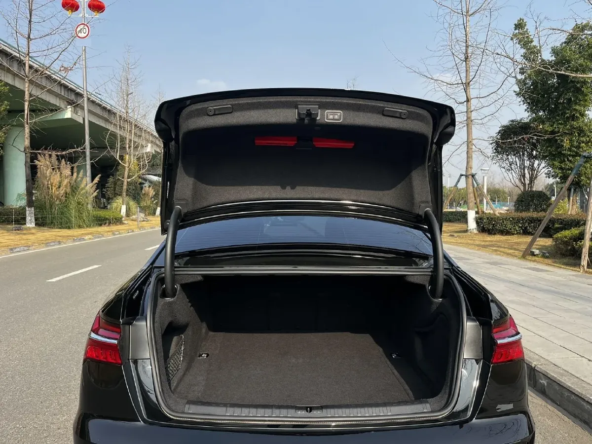 2025 Audi A6L 2.0T 245HP L4 7DCT,autocango,china used car exporter,china ev exporter,chinese used car exporter,chinese used ev exporter