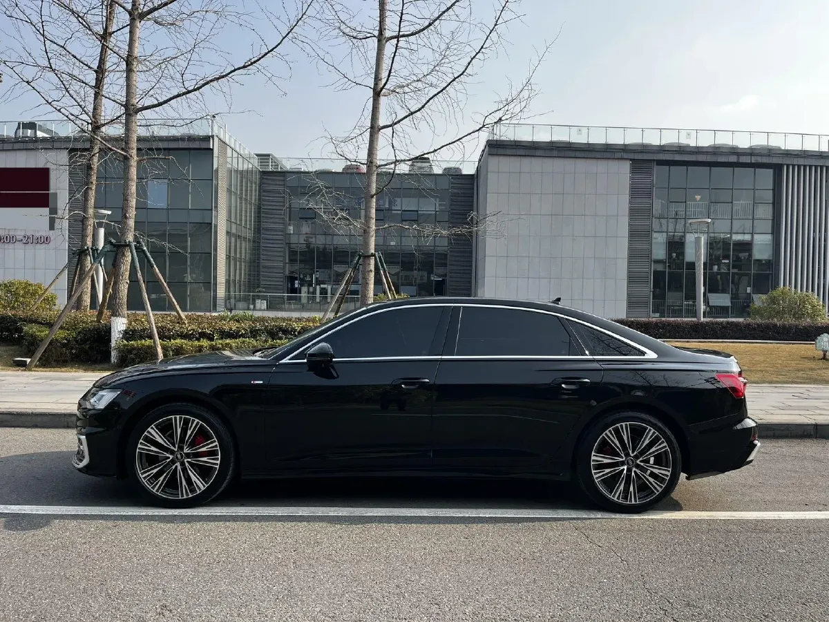 2025 Audi A6L 2.0T 245HP L4 7DCT,autocango,china used car exporter,china ev exporter,chinese used car exporter,chinese used ev exporter