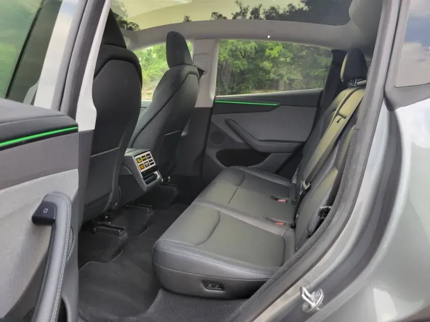 2025 Tesla Model Y BEV 62.5KWH,autocango,china used car exporter,china ev exporter,chinese used car exporter,chinese used ev exporter