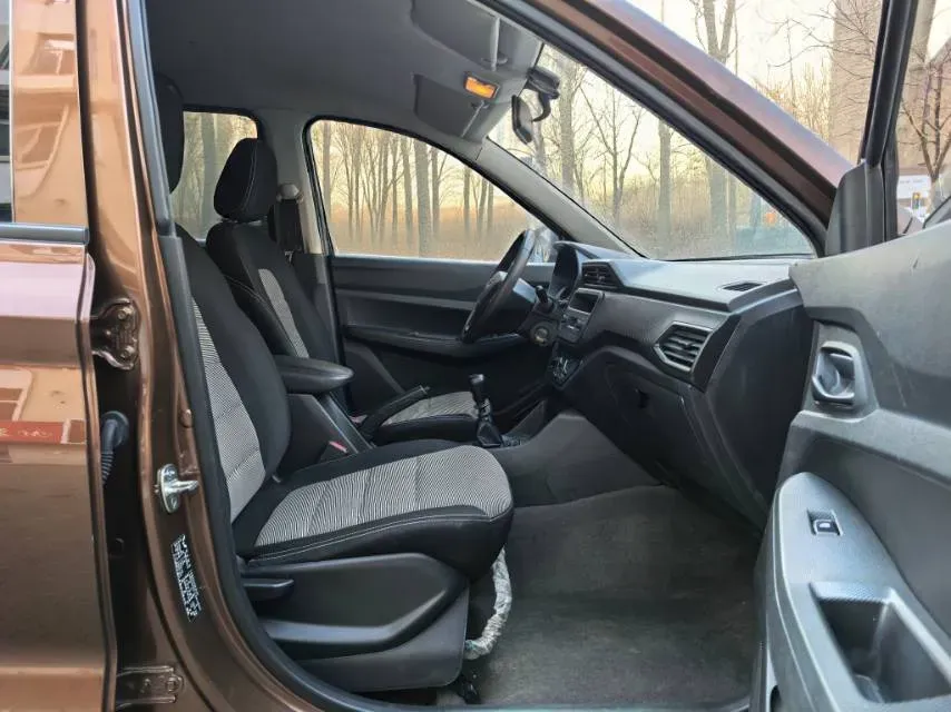 2019 WuLing HongGuang 1.5L 105HP L4 5MT,autocango,china used car exporter,china ev exporter,chinese used car exporter,chinese used ev exporter