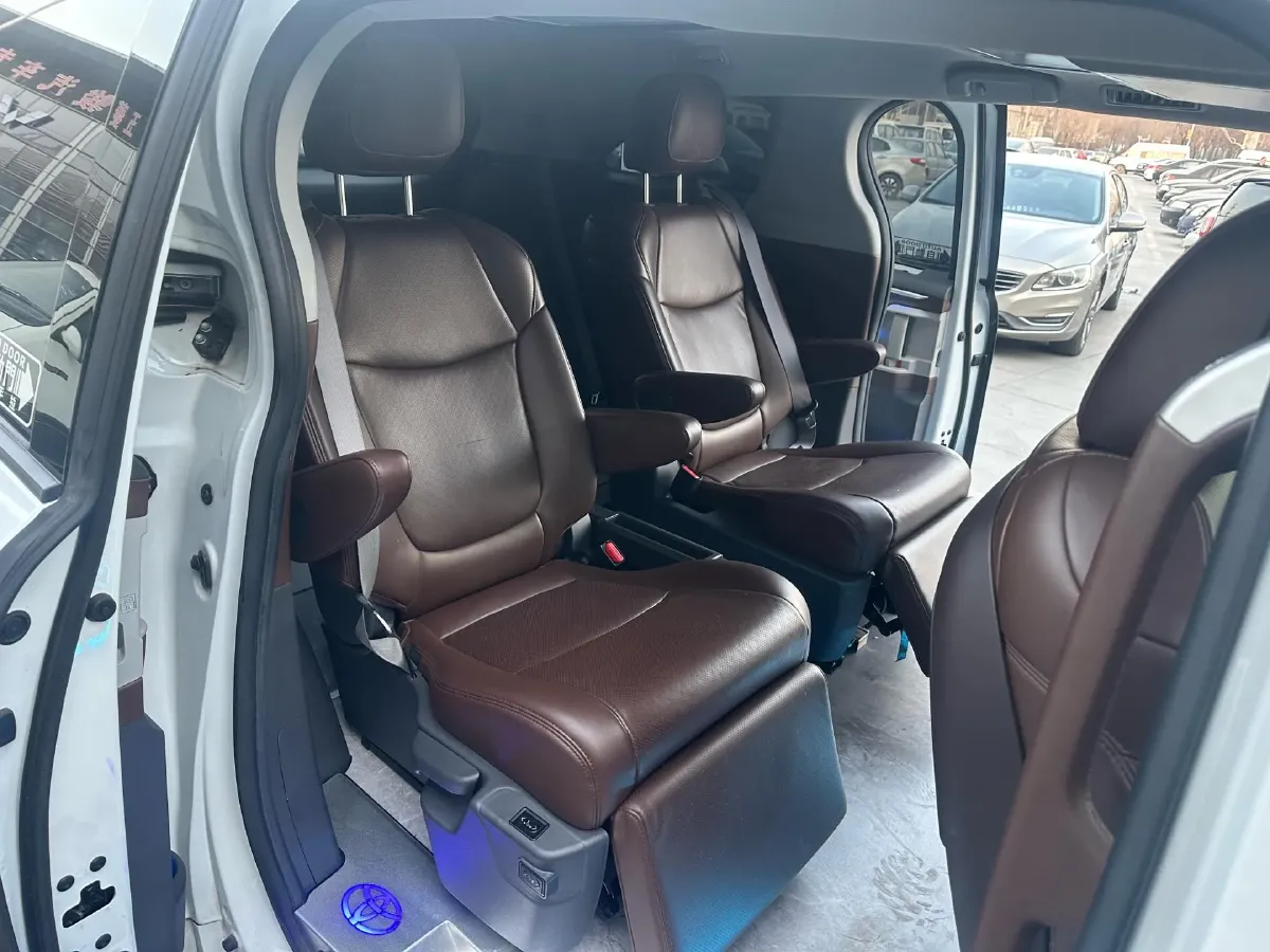 2023 Toyota Sienna 2.5L 189HP L4 E-CVT Hybrid,autocango,china used car exporter,china ev exporter,chinese used car exporter,chinese used ev exporter