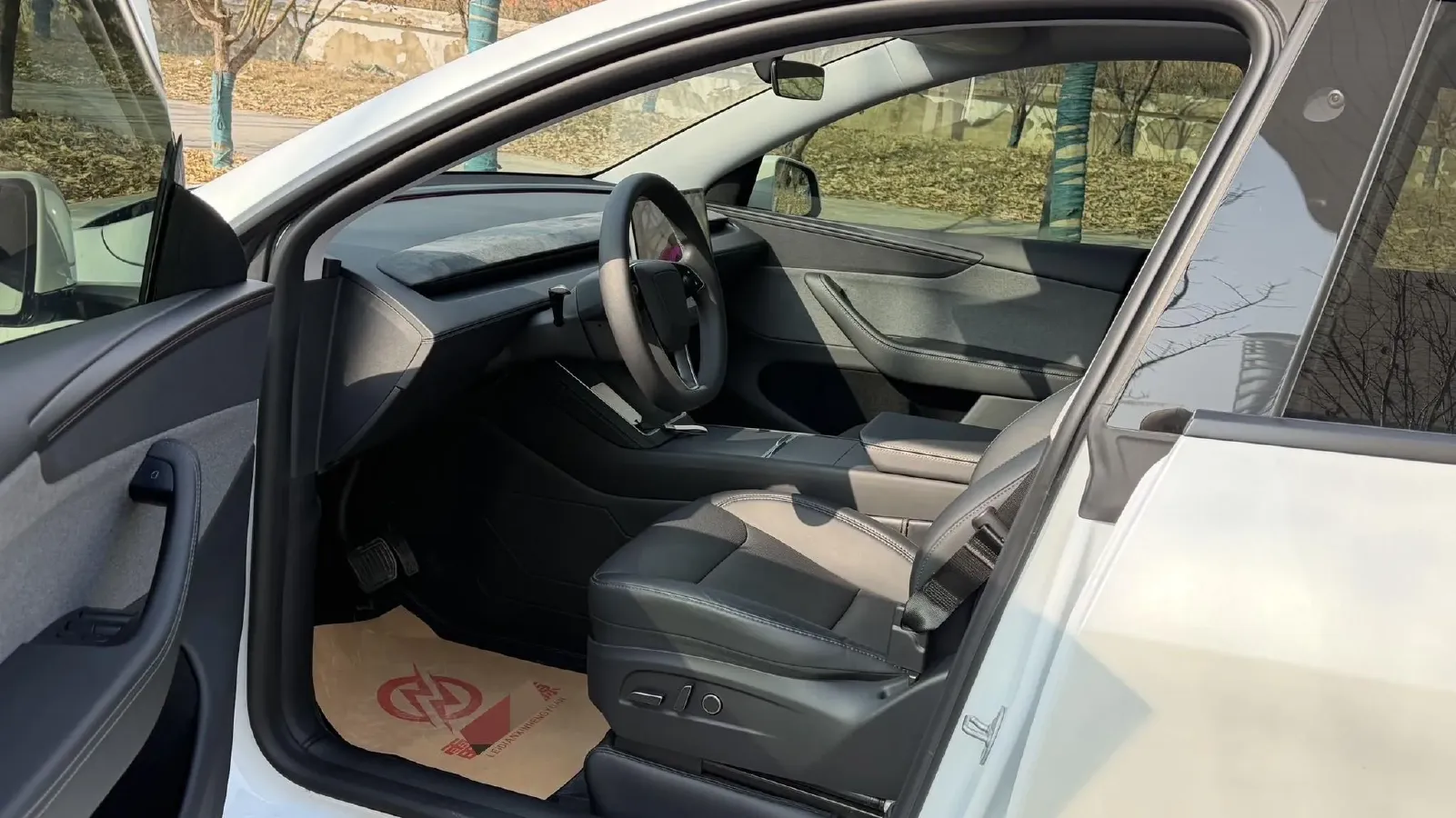 2025 Tesla Model Y BEV 62.5KWH,autocango,china used car exporter,china ev exporter,chinese used car exporter,chinese used ev exporter