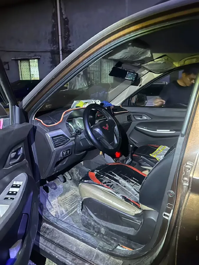 2021 WuLing RongGuang New Truck 1.5L 99HP L4 5MT,autocango,china used car exporter,china ev exporter,chinese used car exporter,chinese used ev exporter