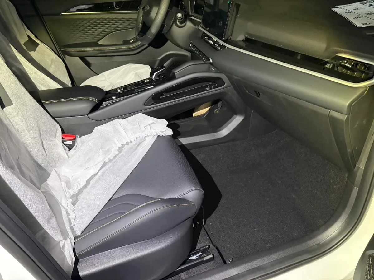 2025 Geely Coolray 1.5T 181HP L4 7DCT,autocango,china used car exporter,china ev exporter,chinese used car exporter,chinese used ev exporter