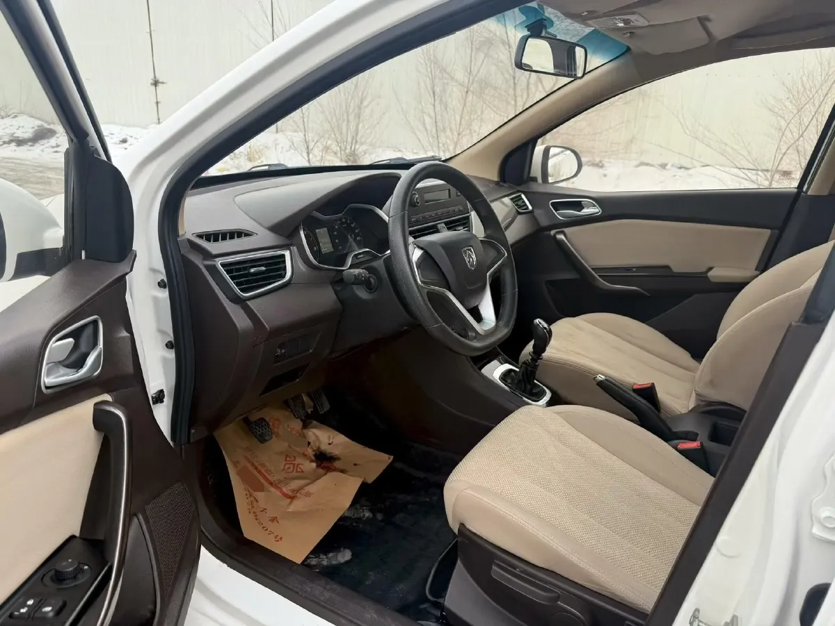 2017 BaoJun 310W 1.5L 112HP L4 6MT,autocango,china used car exporter,china ev exporter,chinese used car exporter,chinese used ev exporter