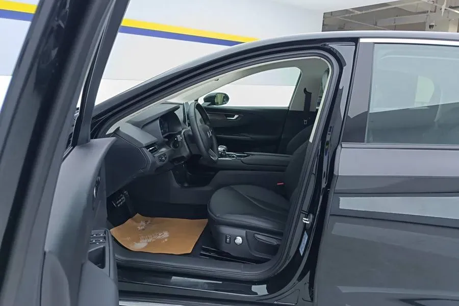 2023 HongQi E-QM5 BEV 54KWH,autocango,china used car exporter,china ev exporter,chinese used car exporter,chinese used ev exporter