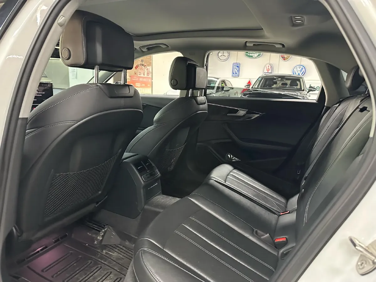 2022 Audi A4L 2.0T 190HP L4 7DCT,autocango,china used car exporter,china ev exporter,chinese used car exporter,chinese used ev exporter