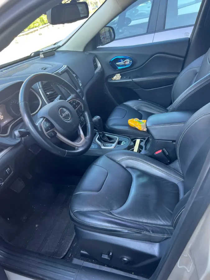 2017 Jeep Cherokee 2.4L 175HP L4 9AT,autocango,china used car exporter,china ev exporter,chinese used car exporter,chinese used ev exporter