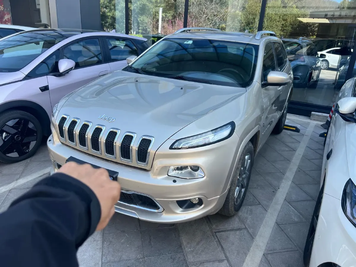 2017 Jeep Cherokee 2.4L 175HP L4 9AT,autocango,china used car exporter,china ev exporter,chinese used car exporter,chinese used ev exporter