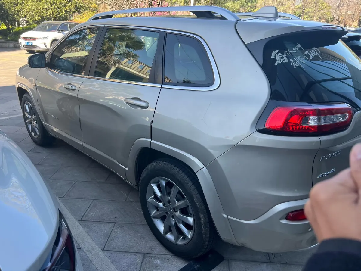 2017 Jeep Cherokee 2.4L 175HP L4 9AT,autocango,china used car exporter,china ev exporter,chinese used car exporter,chinese used ev exporter