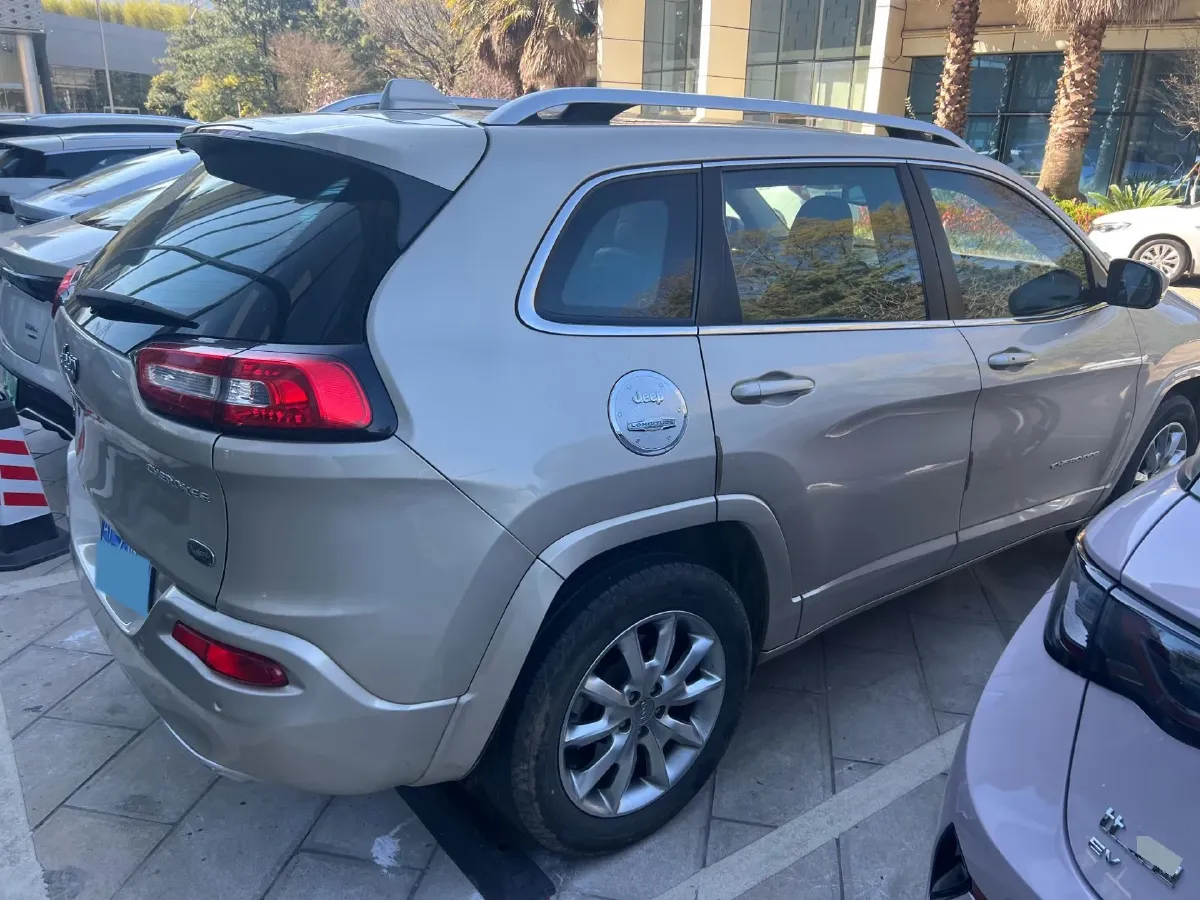 2017 Jeep Cherokee 2.4L 175HP L4 9AT,autocango,china used car exporter,china ev exporter,chinese used car exporter,chinese used ev exporter