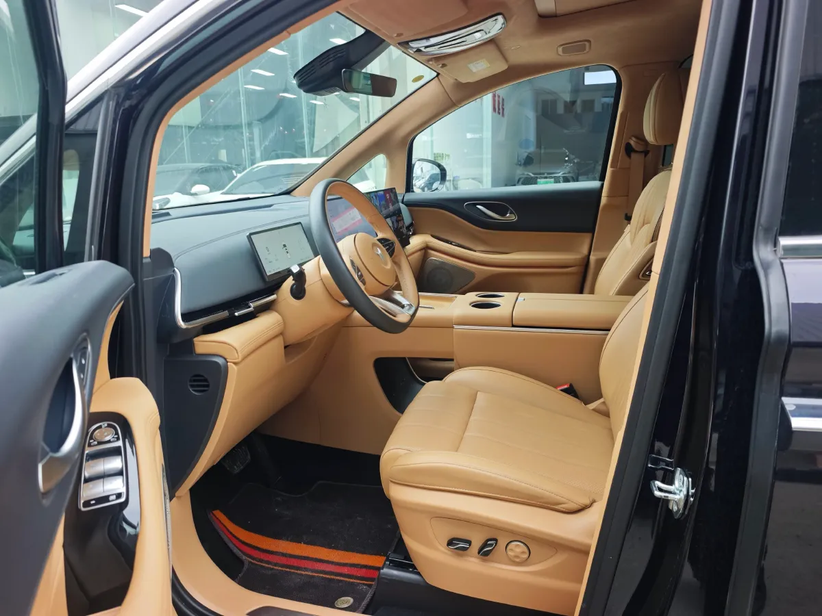 2025 Voyah Dream 1.5T 150HP L4 PHEV 41.7KWH,autocango,china used car exporter,china ev exporter,chinese used car exporter,chinese used ev exporter