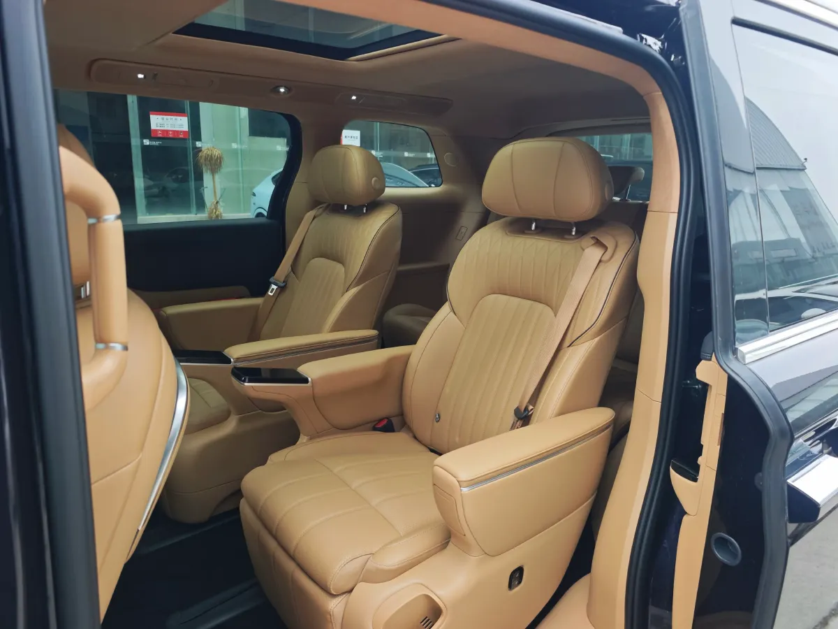 2025 Voyah Dream 1.5T 150HP L4 PHEV 41.7KWH,autocango,china used car exporter,china ev exporter,chinese used car exporter,chinese used ev exporter