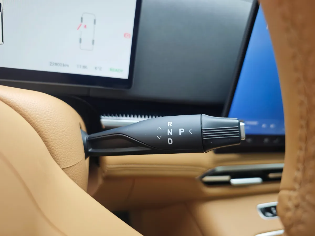 2025 Voyah Dream 1.5T 150HP L4 PHEV 41.7KWH,autocango,china used car exporter,china ev exporter,chinese used car exporter,chinese used ev exporter