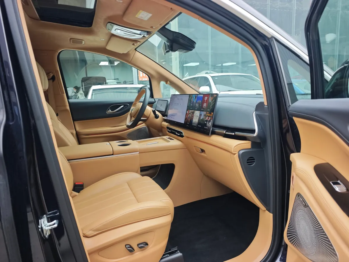 2025 Voyah Dream 1.5T 150HP L4 PHEV 41.7KWH,autocango,china used car exporter,china ev exporter,chinese used car exporter,chinese used ev exporter