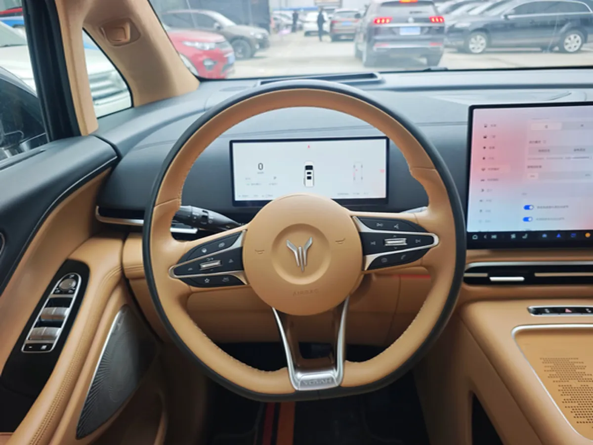 2025 Voyah Dream 1.5T 150HP L4 PHEV 41.7KWH,autocango,china used car exporter,china ev exporter,chinese used car exporter,chinese used ev exporter