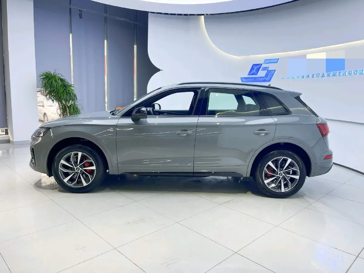 2025 Audi Q5L 2.0T 190HP L4 7DCT,autocango,china used car exporter,china ev exporter,chinese used car exporter,chinese used ev exporter