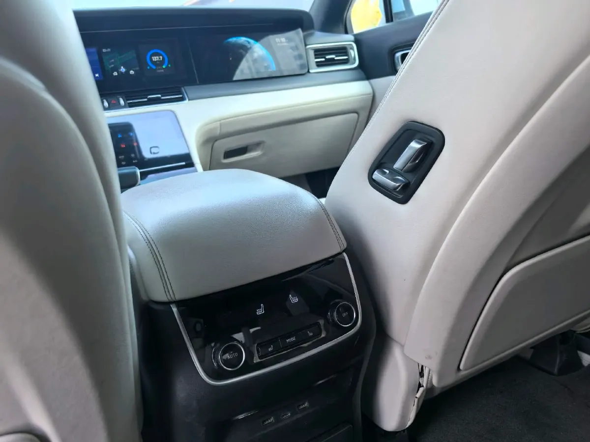 2020 Li ONE Range Extended 131HP REEV 40.5KWH,autocango,china used car exporter,china ev exporter,chinese used car exporter,chinese used ev exporter