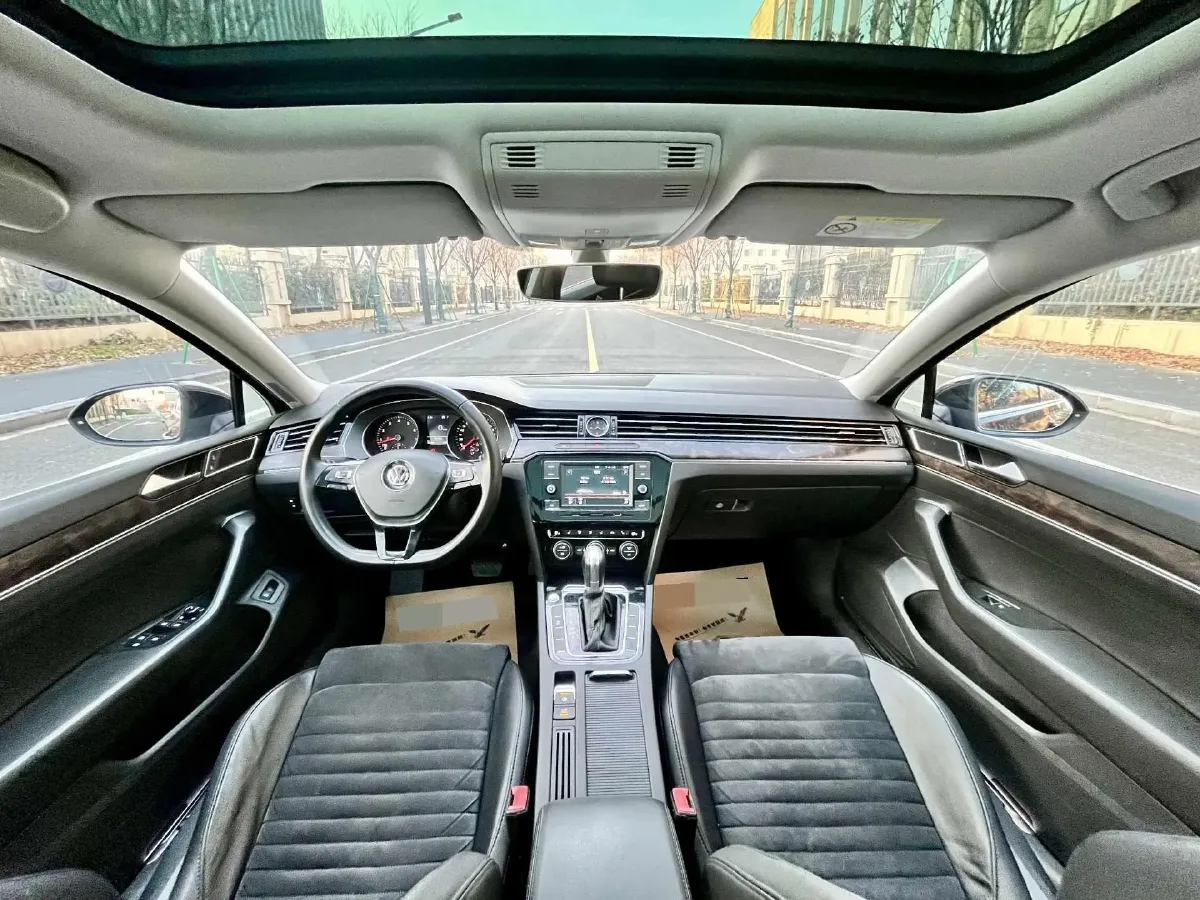 2018 Volkswagen Magotan 2.0T 220HP L4 7DCT,autocango,china used car exporter,china ev exporter,chinese used car exporter,chinese used ev exporter