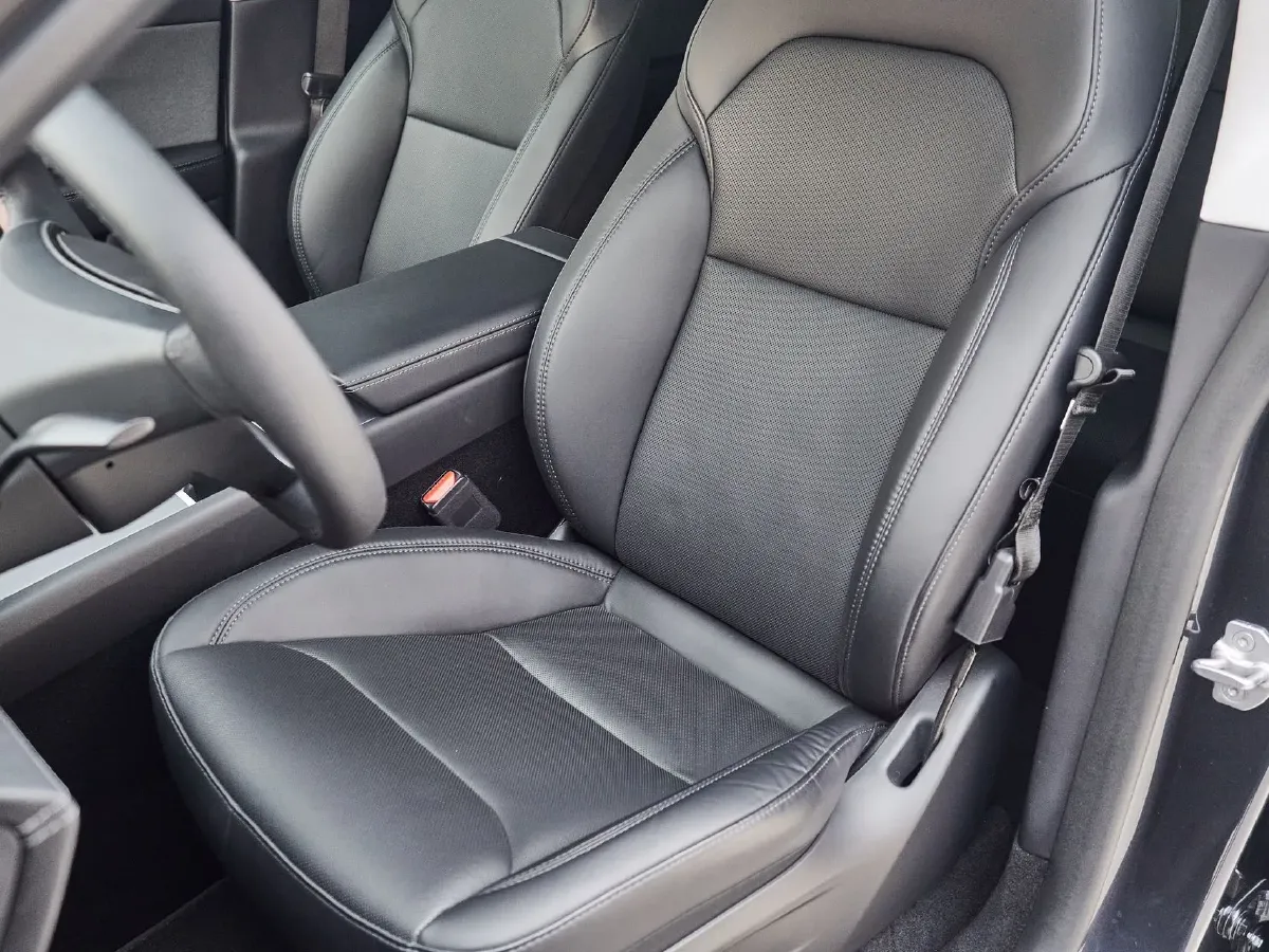 2025 Tesla Model Y BEV 62.5KWH,autocango,china used car exporter,china ev exporter,chinese used car exporter,chinese used ev exporter