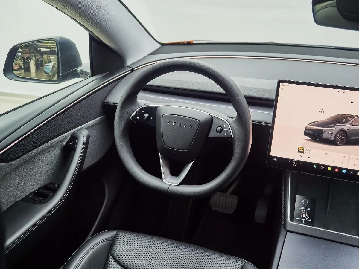 2025 Tesla Model Y BEV 62.5KWH,autocango,china used car exporter,china ev exporter,chinese used car exporter,chinese used ev exporter