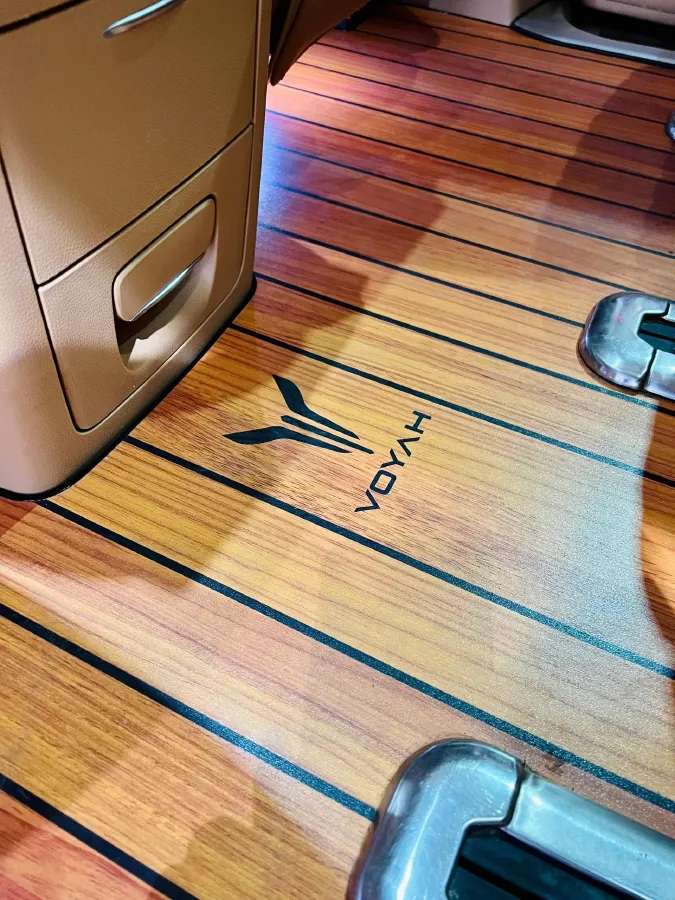 2024 Voyah Dream 1.5T 150HP L4 PHEV 43KWH,autocango,china used car exporter,china ev exporter,chinese used car exporter,chinese used ev exporter