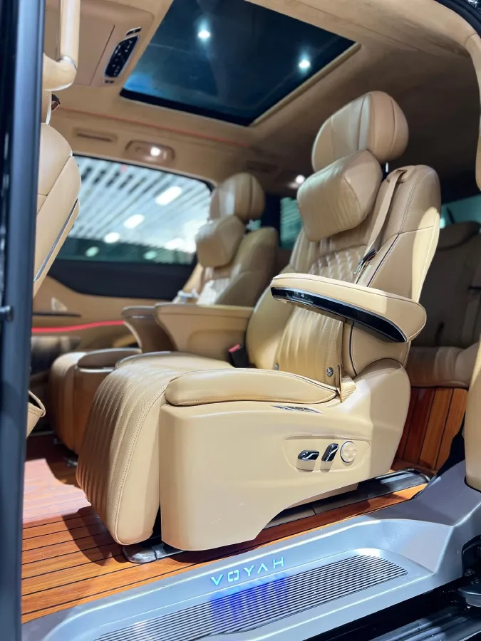 2024 Voyah Dream 1.5T 150HP L4 PHEV 43KWH,autocango,china used car exporter,china ev exporter,chinese used car exporter,chinese used ev exporter