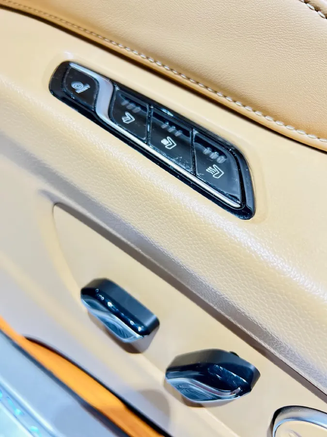 2024 Voyah Dream 1.5T 150HP L4 PHEV 43KWH,autocango,china used car exporter,china ev exporter,chinese used car exporter,chinese used ev exporter