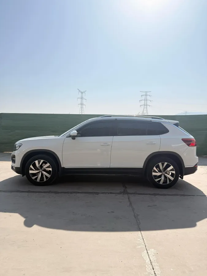 2019 Jeep Cherokee 2.0T 234HP L4 9AT,autocango,china used car exporter,china ev exporter,chinese used car exporter,chinese used ev exporter