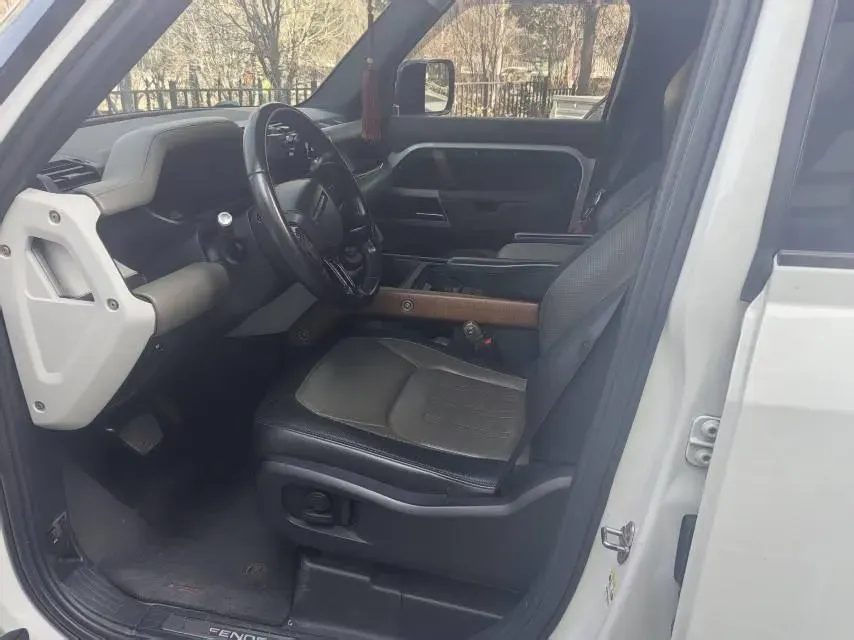 2022 Land Rover Defender 3.0T 400HP L6 8AT,autocango,china used car exporter,china ev exporter,chinese used car exporter,chinese used ev exporter