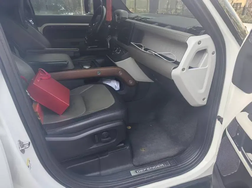 2022 Land Rover Defender 3.0T 400HP L6 8AT,autocango,china used car exporter,china ev exporter,chinese used car exporter,chinese used ev exporter