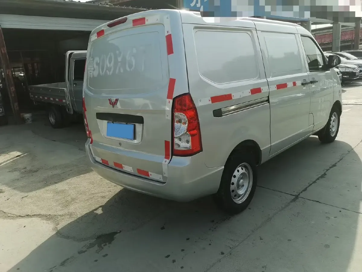 2022 WuLing RongGuang S 1.2L 76HP L4 5MT,autocango,china used car exporter,china ev exporter,chinese used car exporter,chinese used ev exporter