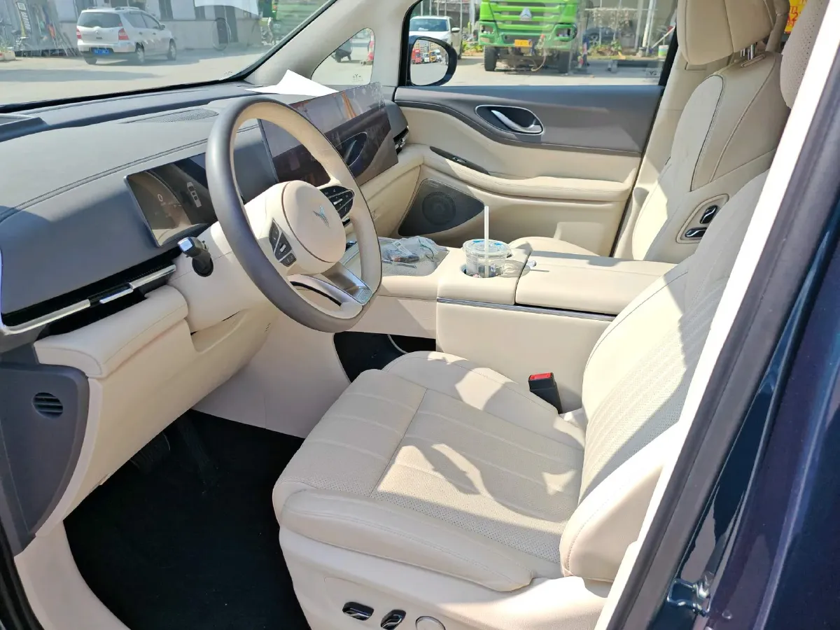 2025 Voyah Dream BEV 108.7KWH,autocango,china used car exporter,china ev exporter,chinese used car exporter,chinese used ev exporter