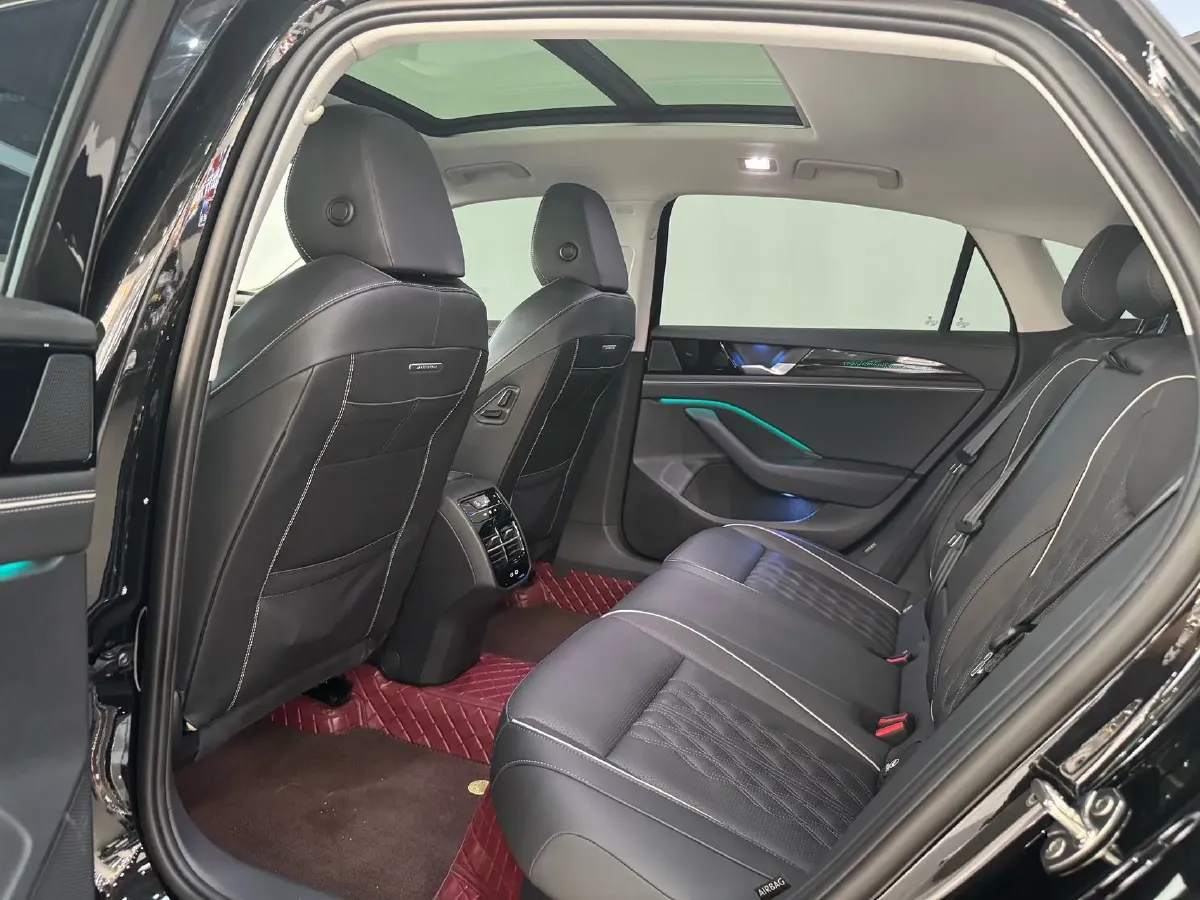 2024 Volkswagen Magotan 2.0T 220HP L4 7DCT,autocango,china used car exporter,china ev exporter,chinese used car exporter,chinese used ev exporter