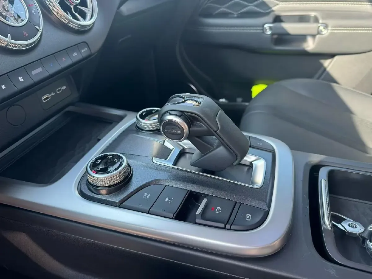 2023 Tank 300 2.0T 227HP L4 8AT,autocango,china used car exporter,china ev exporter,chinese used car exporter,chinese used ev exporter