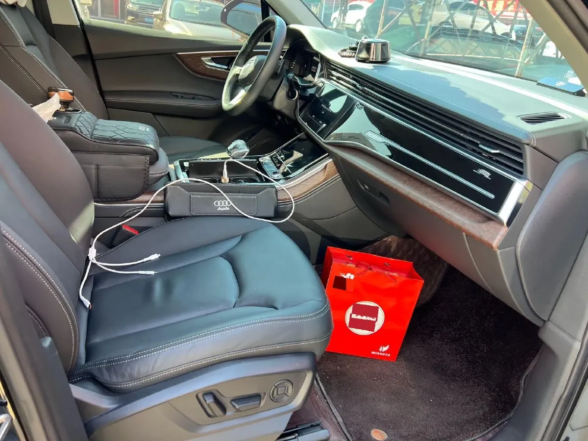 2025 Audi Q7 2.0T 265HP L4 8AT,autocango,china used car exporter,china ev exporter,chinese used car exporter,chinese used ev exporter
