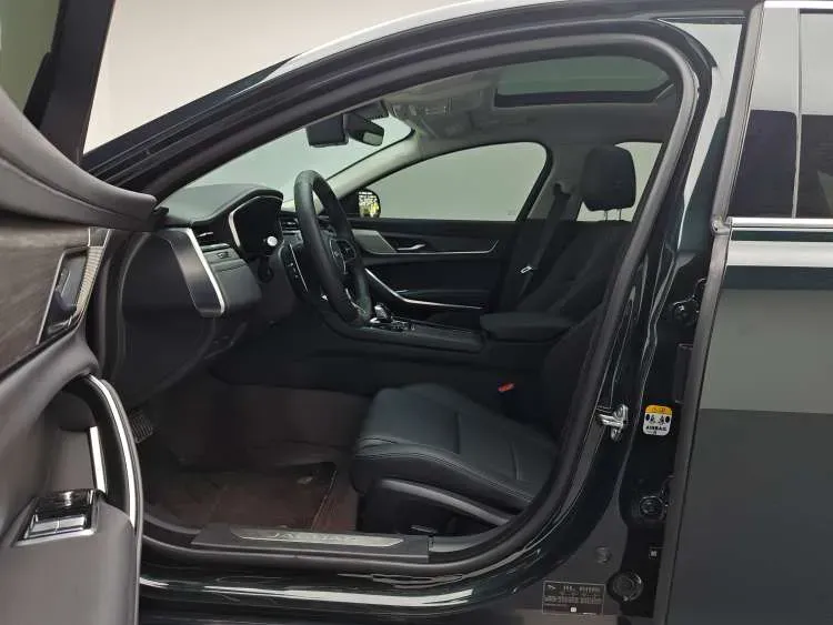 2023 Jaguar XFL 2.0T 200HP L4 8AT,autocango,china used car exporter,china ev exporter,chinese used car exporter,chinese used ev exporter