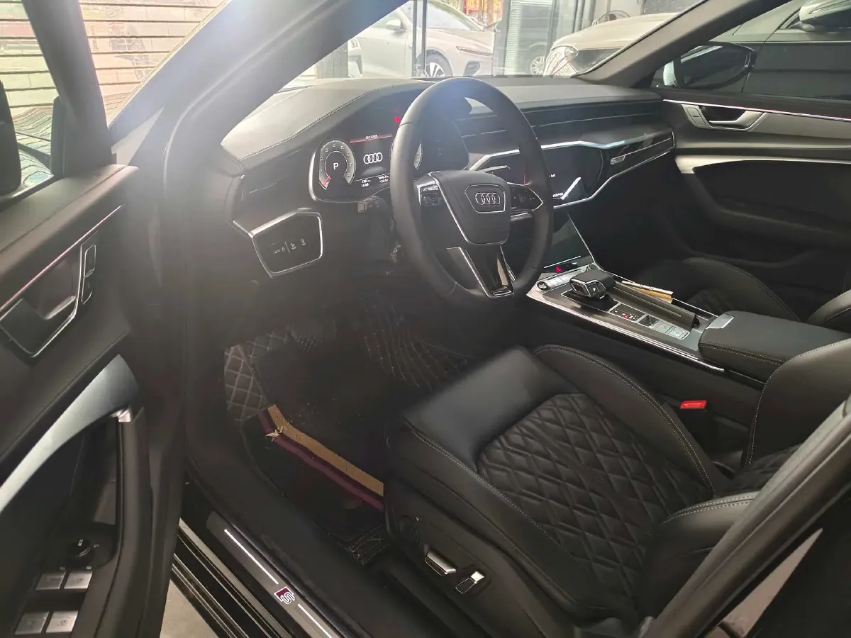 2025 Audi A6L 2.0T 245HP L4 7DCT,autocango,china used car exporter,china ev exporter,chinese used car exporter,chinese used ev exporter