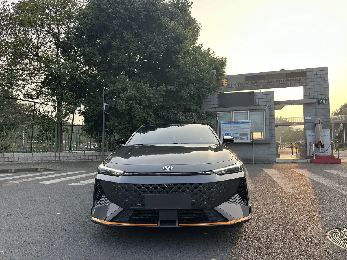 2024 ChangAn UNI-V 1.5T 188HP L4 7DCT,autocango,china used car exporter,china ev exporter,chinese used car exporter,chinese used ev exporter