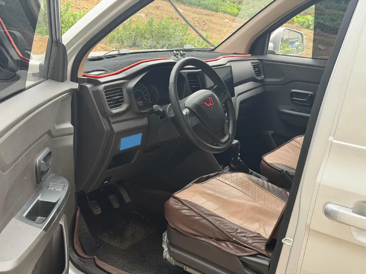 2021 WuLing HongGuang V 1.5L 99HP L4 6MT,autocango,china used car exporter,china ev exporter,chinese used car exporter,chinese used ev exporter