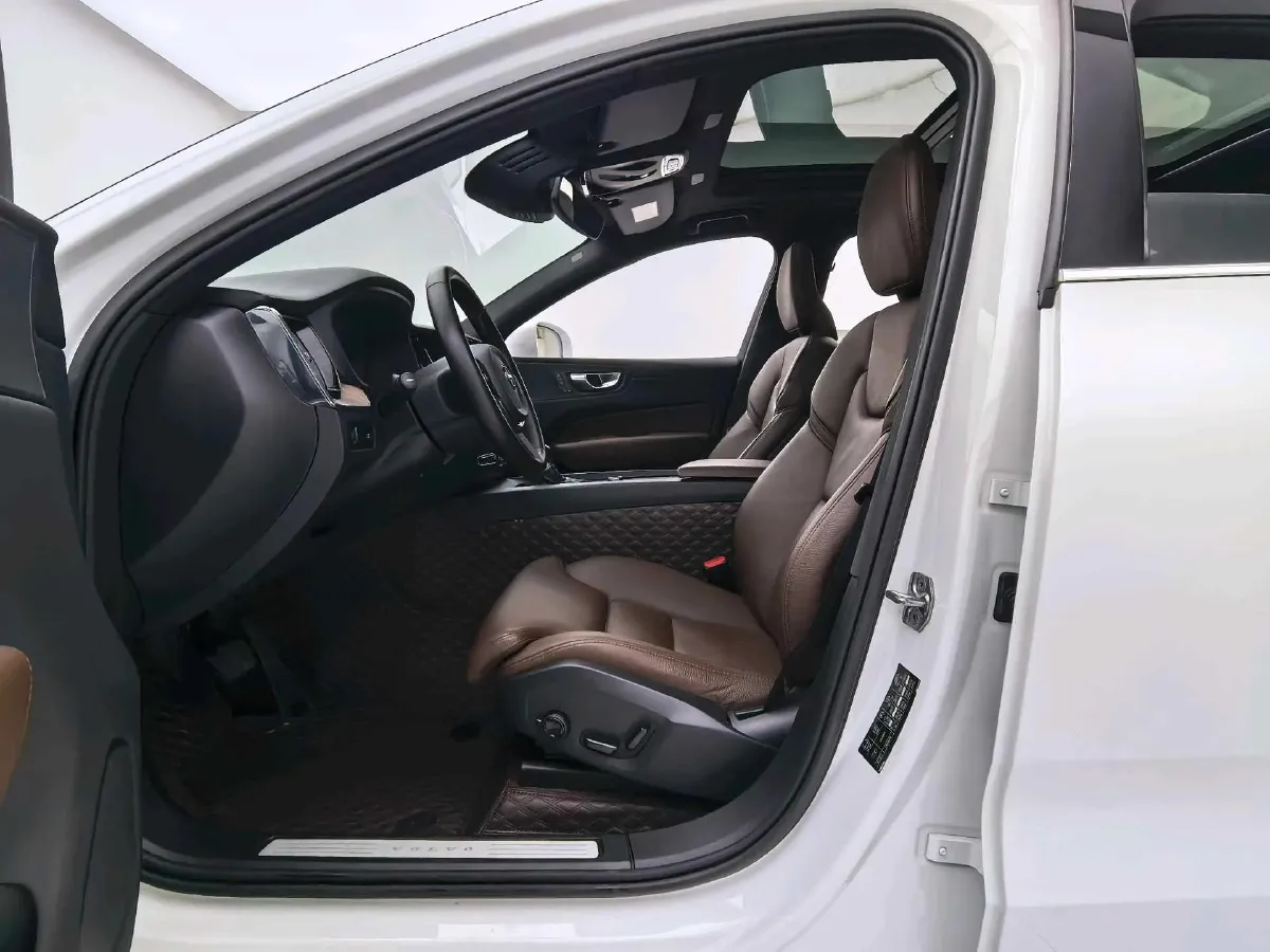 2020 Volvo XC60 2.0T 254HP L4 8AT,autocango,china used car exporter,china ev exporter,chinese used car exporter,chinese used ev exporter