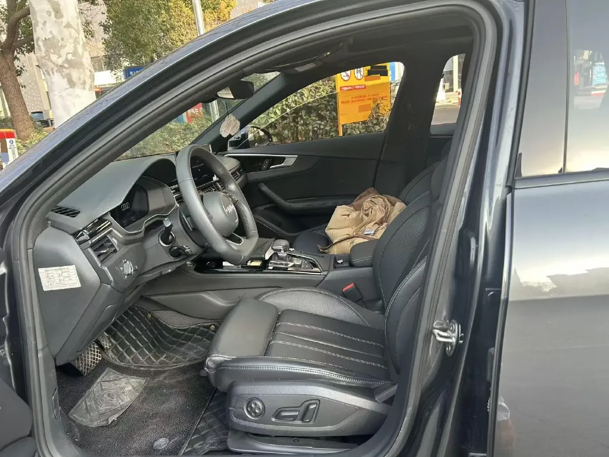 2023 Audi A4L 2.0T 190HP L4 7DCT,autocango,china used car exporter,china ev exporter,chinese used car exporter,chinese used ev exporter