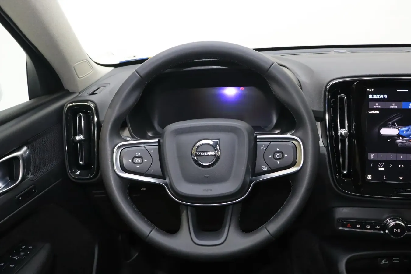 2024 Volvo XC40 2.0T 197HP L4 7DCT,autocango,china used car exporter,china ev exporter,chinese used car exporter,chinese used ev exporter