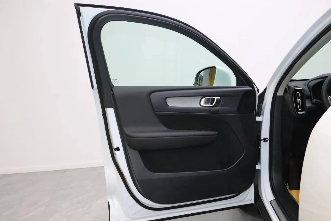 2024 Volvo XC40 2.0T 197HP L4 7DCT,autocango,china used car exporter,china ev exporter,chinese used car exporter,chinese used ev exporter