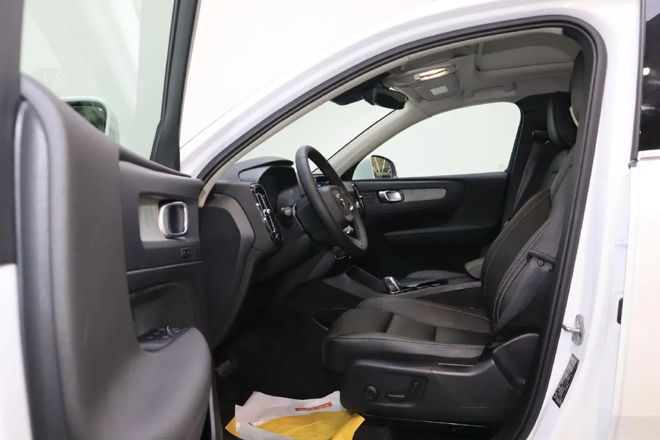 2024 Volvo XC40 2.0T 197HP L4 7DCT,autocango,china used car exporter,china ev exporter,chinese used car exporter,chinese used ev exporter