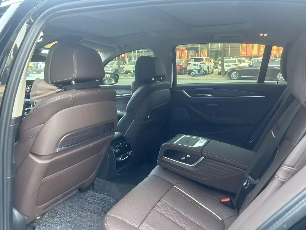 2023 BMW 5 Series 2.0T 245HP L4 8AT,autocango,china used car exporter,china ev exporter,chinese used car exporter,chinese used ev exporter